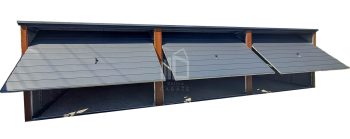 Plechova garáž 9x5m – 3x  výklopná vrata – tmavý ořech – Imitace dřeva – antracit – střecha spád dozadu TS1073